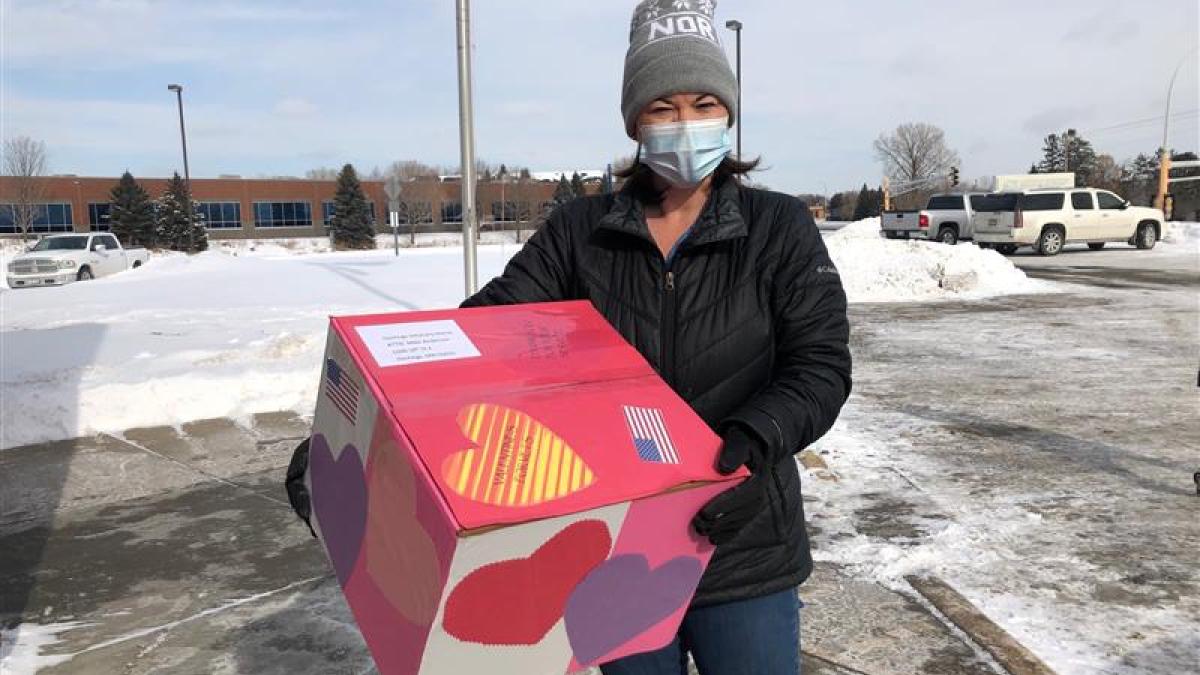 Rep. Craig’s drops off 2021 Valentines for Veterans at USPS in Eagan, MN. 