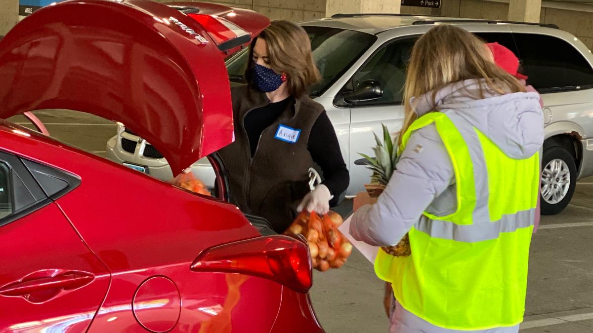 Rep. Craig volunteers with The Open Door (05/11/20)